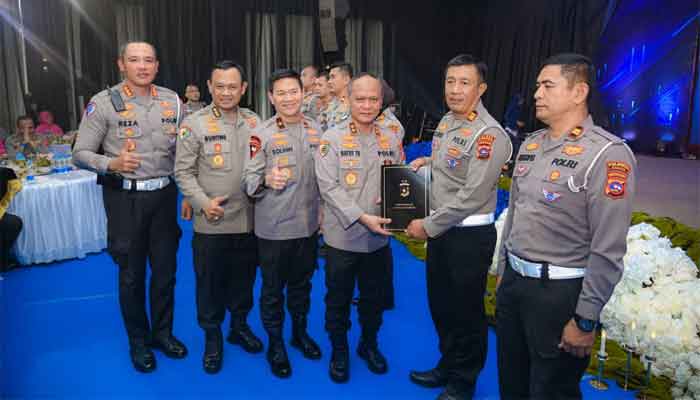 Polres Dharmasraya Raih 4 Juara di HUT Satlantas ke-70 serta Penghargaan Khusus dari Kapolda Sumbar 1 Polres Dharmasraya terima Penghargaan Khusus dari Kapolda Sumbar