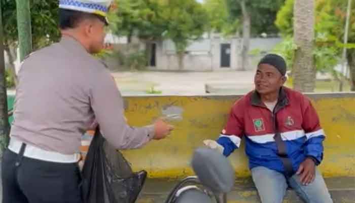 Satlantas Polres Sijunjung Bagikan Makan Siang Gratis kepada Masyarakat