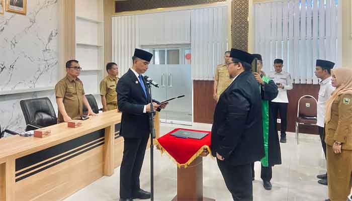Sekda Medison Lantik Dico Adhya sebagai Direktur Perumda Solok Nan Indah 1 Sekda Medison Lantik Dico Adhya sebagai Direktur Perumda Solok Nan Indah