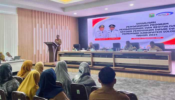 Sekdakab Solok Buka Sosialisasi Pengawasan Program Pembangunan Revitalisasi Satuan Pendidikan 1 Sosialisasi Pengawasan Program Pembangunan Revitalisasi Satuan Pendidikan Dasar dan Menengah di wilayah Kabupaten Solok