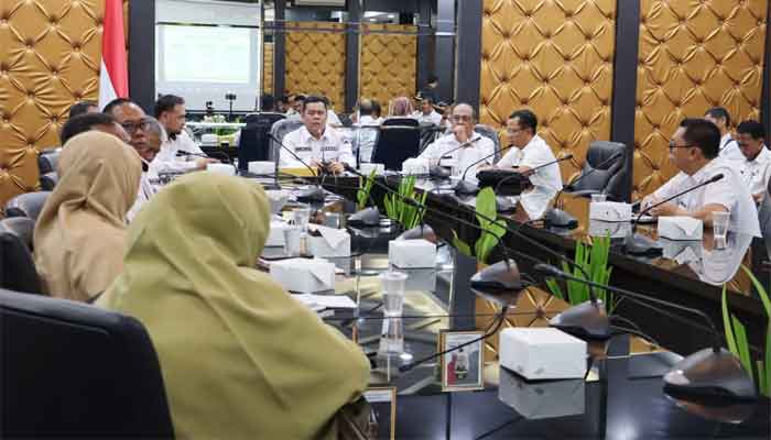 Bupati Bintan Gagas Bendera Hijau atau Hitam sebagai Tanda Lingkungan Bersih dan Sehat 1 Sosialisasi terkait Petunjuk Teknis Penilaian dan Jadwal Kunjungan Kelurahan/Desa maupun Kecamatan serta OPD Bersih dan Sehat se Kabupaten Bintan Tahun 2025