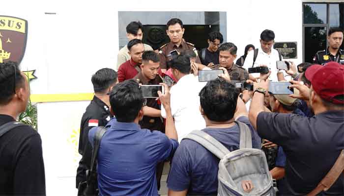 Rugikan Negara Rp 4,5 M, Kejati Kepri Tahan Dua Tersangka Baru Korupsi Jasa Pemanduan dan Penundaan Kapal 1 Kejati Kepri Tahan Dua Tersangka Baru Korupsi Jasa Pemanduan dan Penundaan Kapal