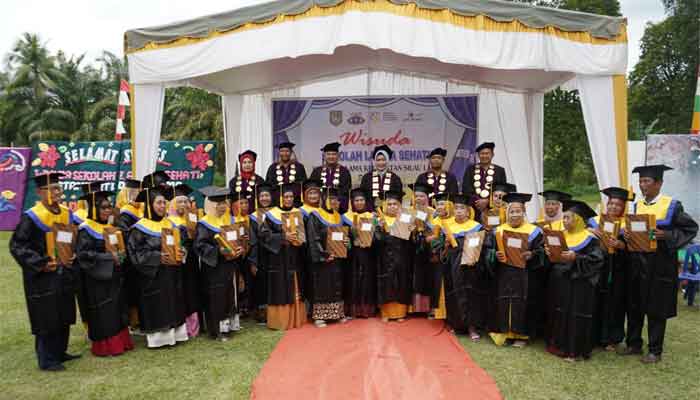 Tingkatkan Kesejahteraan, Wakil Bupati Asahan Wisuda 25 Lansia