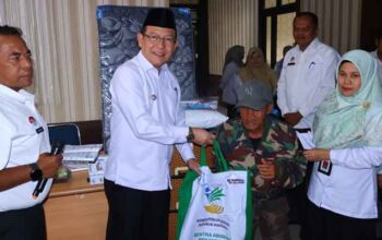 Serahkan ATENSI Tahap II, Wako Payakumbuh: Bantuan Bukan Sekadar Penyaluran Program 8 Wako Payakumbuh, Zulmaeta serahkan ATENSI Tahap II