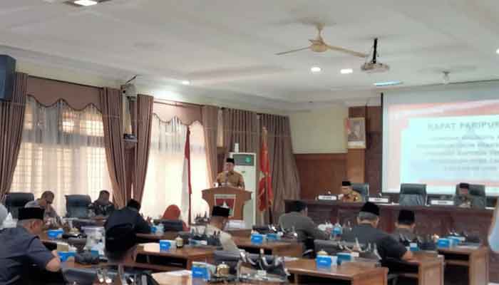 Wali Kota Bukittinggi Berikan Jawaban Atas Pandangan Umum Fraksi-fraksi terhadap Ranperda Perubahan APBD 2025