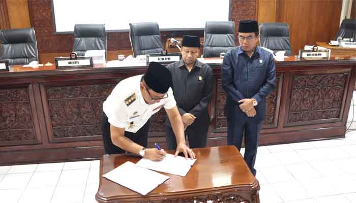 Walikota Bukittinggi, Ramlan Nurmatias tandatangani nota persetujuan Ranperda SPBE dan rancangan RPPLH.