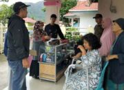 Warga Kampung Manggis Terima Bantuan Alat Bantu Berjalan dari DSPPKBPPPA Padang Panjang