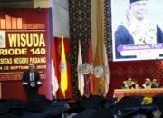 Direktur Kelembagaan Ditjen Dikti Tekankan Empat Hal Ini bagi Lulusan UNP di Wisuda ke-140 9 Direktur Kelembagaan Ditjen Dikti Kemdiktisaintek, Prof. Mukhamad Najib sampaikan sambutan dalam Wisuda UNP ke-140
