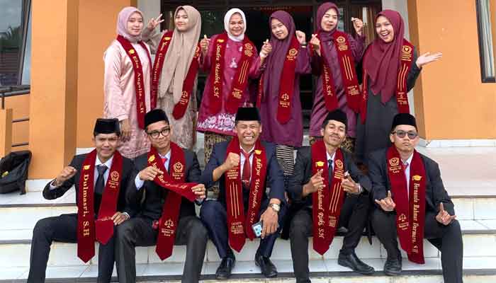 Billy Guntala Raih Gelar Sarjana Hukum di UMMY Solok 1 Billy Guntala Raih Gelar Sarjana Hukum di UMMY Solok