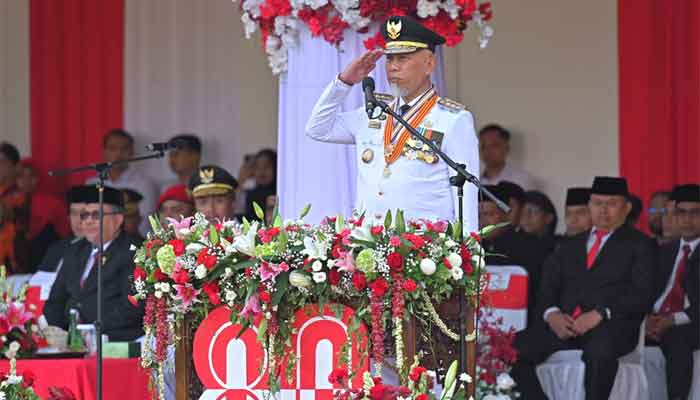 Peringatan HUT ke-80 RI: Gubernur Sumbar Ajak Masyarakat Kokohkan Persatuan 1 Gubernur Sumbar, Mahyeldi Ansharullah bertindak sebagai inspektur upacara peringatan HUT RI ke-80