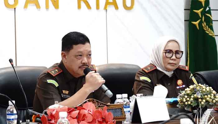 Kajati Kepri), J. Devy Sudarso didampingi Wakajati Irene Putrie