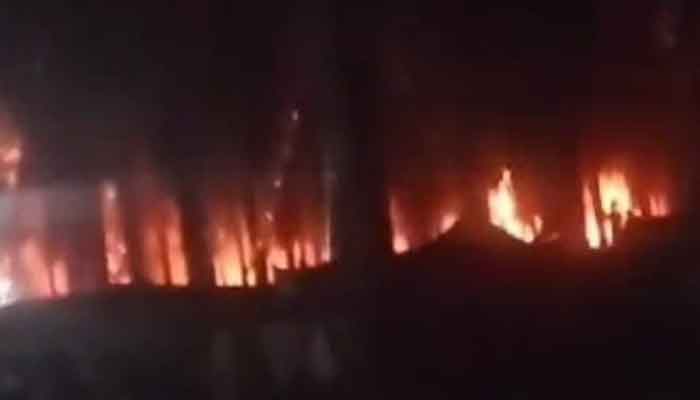 Kebakaran sumur minyak ilegal kembali terjadi di arah tower api, perkebunan kelapa sawit PT. Hindoli pada Minggu malam, 21 September 2025, sekitar pukul 19.00 WIB