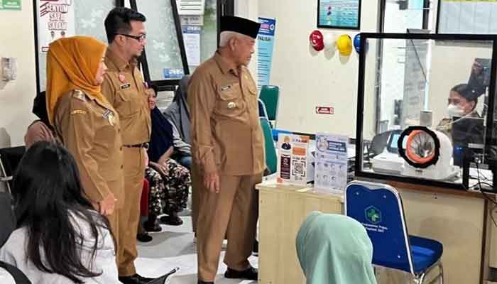Dinkes Kabupaten Malang Intensifkan Program Pencegahan Cacingan 1 Plt Kepala Dinas Kesehatan Kabupaten Malang, drg. Ivan Drie saat meninjau layanan kesehatan