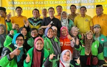 Ribuan Masyarakat Sidoarjo Tolak Penonaktifan Adies Kadir, Margarito Kamis: Gak Ada Tuh dalam Undang-Undang! 6 Wakil Ketua DPR RI, Adies Kadir saat pembagian sembako gratis