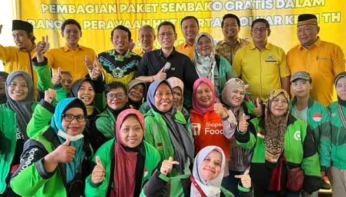 Wakil Ketua DPR RI, Adies Kadir saat pembagian sembako gratis