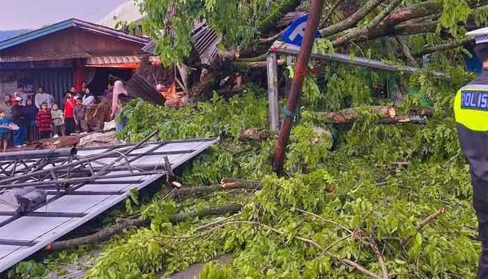 Angin Puting Beliung Melanda Kota Solok: Puluhan Atap Rumah Rusak Beterbangan dan Satu Mobil Tertimpa Papan Reklame