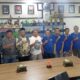 Anggota Fraksi PAN DPR RI, H. Arisal Aziz saat membezuk terdakwa kasus dugaan pengeroyokan di Jorong Landai bersama Ketua DPD PAN Kabupaten Limapuluh Kota, Marsanova Andesra, di Lapas Tanjung Pati