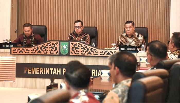 Wamendagri, Bima Arya Sugiarto saat memimpin Rakor terkait Evaluasi APBD Tahun Anggaran 2025 dan Pengendalian Inflasi di Provinsi Riau
