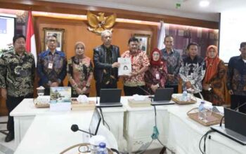 Bupati Nganjuk dan TP2GP Serahkan Usulan Kepahlawanan Marsinah ke Kemensos 6 Bupati Nganjuk, Marhaen Djumadi Serahkan Usulan Kepahlawanan Marsinah ke Kemensos