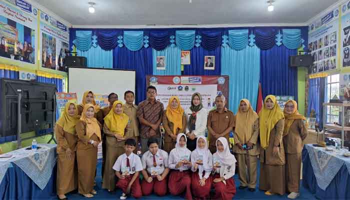 DLH Bintan Bagikan Buku Saku Literasi Lingkungan ke Siswa SD dan SMP