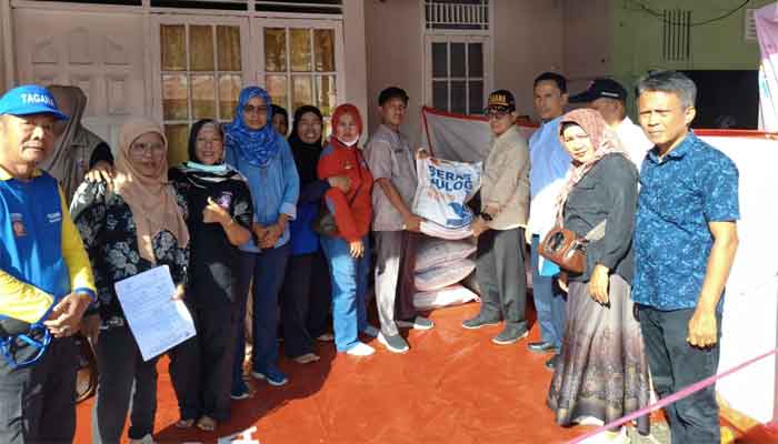 Dinsos Sumbar Salurkan 317 Kg Beras untuk Dapur Umum Kebakaran Pasa Gadang Padang