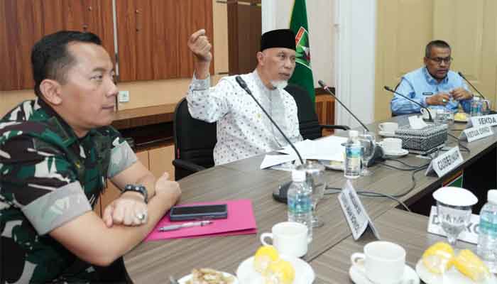 Pemprov Sumbar Bersama Forkopimda Siapkan Strategi Penanganan Tambang, Illegal Fishing dan BBM Bersubsidi 1 Gubernur Sumbar, Mahyeldi saat memimpin Focus Group Discussion (FGD) Forkopimda