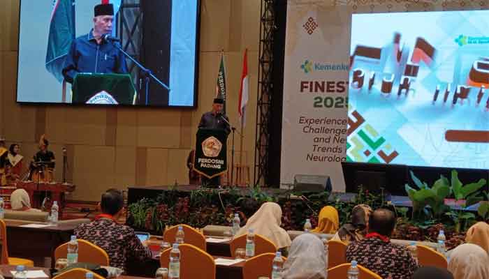 Gubernur Sumbar, Mahyeldi beri sambutan dalam Forum Ilmiah Neurologi Sumatera (FINEST) 2025
