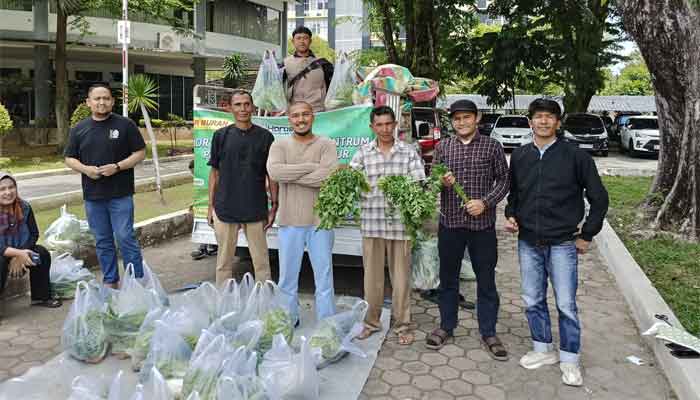 Pemprov Sumbar Buka Jalan Pemasaran Baru, Hasil Panen Petani Muda Ludes Terjual dalam Hitungan Jam 1 Petani milenial, Hariyanda Ade Sagita (29), pemilik Hortisius Agriculturae Centrum, jual hasil panen di halaman Kantor Gubernur Sumatera Barat