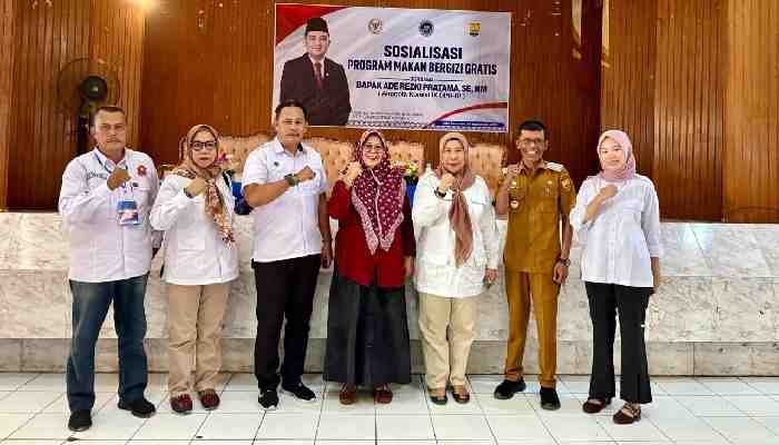 Anggota DPR Ade Rezki Pratama Dorong Dukungan Masyarakat Sukseskan Program MBG di Sumbar 1 Anggota DPRD RI, Ade Rezki Pratama dalam sosialisasi program MBG di Hall Pemda Saiyo Sakato