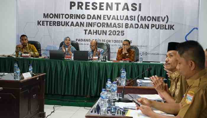 Wakil Bupati Solok Selatan, H. Yulian Efi dalam Presentasi Badan Publik dalam rangka Monitoring dan Evaluasi Keterbukaan Informasi oleh Komisi Informasi Sumatera Barat
