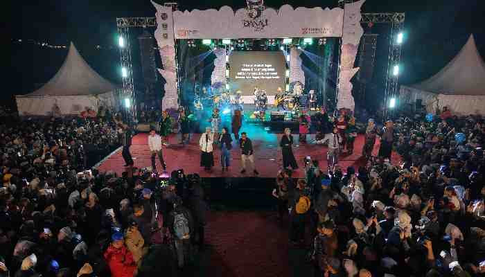 Ribuan Masyarakat Saksikan Malam Puncak Penutupan Festival 5 Danau 2025