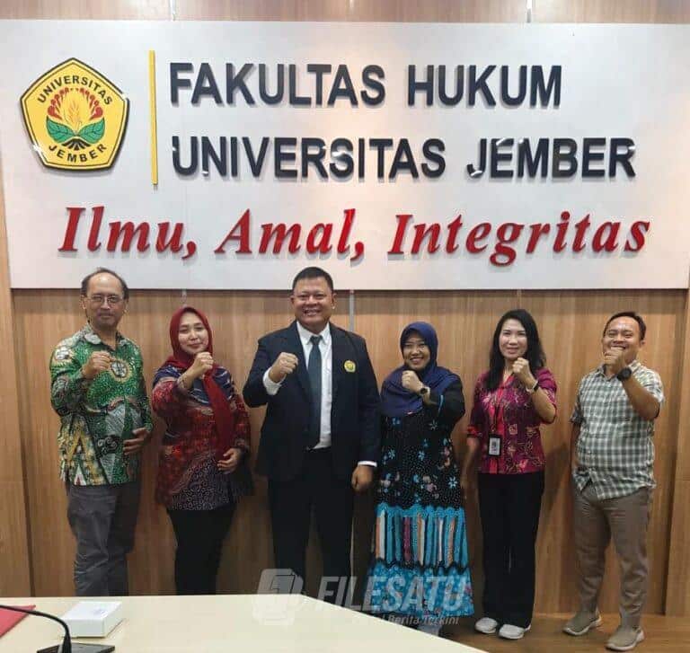 Tonny Andreas Raih Gelar Magister Hukum Cumlaude, Siap Lanjut ke Program Doktor di UNEJ 1 IMG 20251018 WA0126 768x727 1