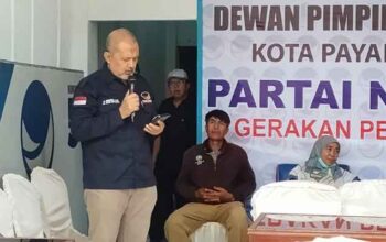 Semarakkan HUT ke-14, DPD Partai Nasdem Kota Payakumbuh Gelar Pemeriksaan Kesehatan dan Donor Darah 7 Ketua DPD Nasdem Payakumbuh, Irmaizar saat memberikan sambutan