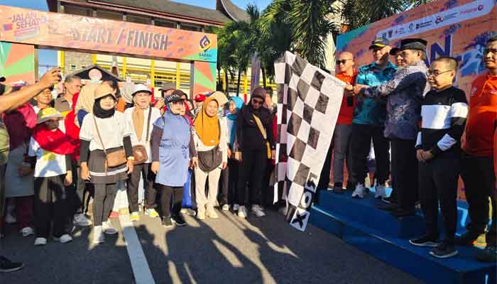 Gubernur Sumbar Jalan Sehat Bersama PT Garam Lososa dan Segi Tiga 'G' 1 Gubernur Sumbar, Mahyeldi bersama Wakil Wali Kota Padang, Maigus Nasir, membuka acara Jalan Sehat Bersama PT Garam Lososa dan Segi Tiga 'G'