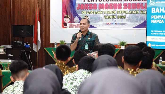 Kejati Kepri Bangun Kesadaran Hukum Pelajar MTsN 1 Batam
