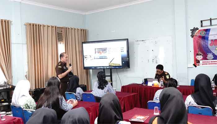 Kejati Kepri Bangun Kesadaran Hukum Pelajar SMAN 14 Batam