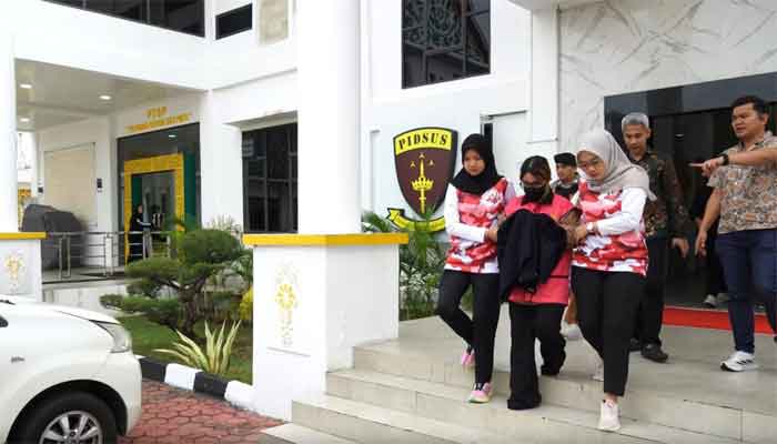 Kejati Kepri Tahan Direksi PT BDP, Tersangka Baru Korupsi PNBP Jasa Pemanduan dan Penundaan Kapal 1 Kejati Kepri Tahan Direksi PT BDP