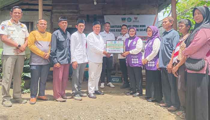Ketua TP-PKK Solok Selatan, Ny. Erniati salurkan Bantuan Rumah Layak Huni dan Biaya Pendidikan