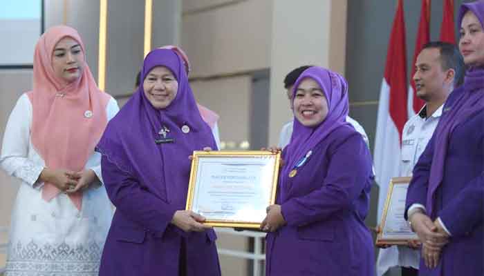 Ketua TP Posyandu Kabupaten Sijunjung Terima Penghargaan dari Provinsi