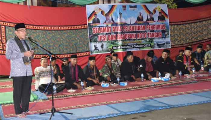 Pengurus IPSI dan Badupari Koto Tangah Dilantik 1 Wakil Wali Kota Padang, Maigus Nasir sampaikan sambutan dalam acara pelantikan pengurus Ikatan Pencak Silat Indonesia (IPSI) Ranting Koto Tangah dan organisasi Badupari Koto Tangah