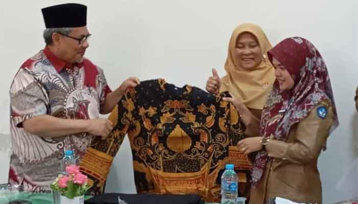 Ketua DPRD Sumbar Muhidi Bagikan Baju Batik kepada ASN dan Guru di Kota Padang 1 Ketua DPRD Sumbar Muhidi Bagikan Baju Batik kepada ASN dan Guru di Kota Padang