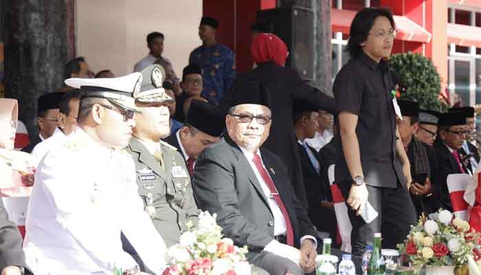 Ketua DPRD Sumbar Ajak Pemuda Jadi Penggerak Pembangunan Menuju Indonesia Emas 2045 1 Ketua DPRD Sumbar, Muhidi dalam upacara peringatan Hari Sumpah Pemuda ke-97 yang digelar di halaman Kantor Gubernur