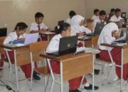 Melek Gadget Belum Tentu Melek Digital: Saatnya Pendidikan Digital Jadi Prioritas di Era 5.0 9 Murid SD sedang belajar menggunakan laptop.