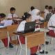 Murid SD sedang belajar menggunakan laptop.