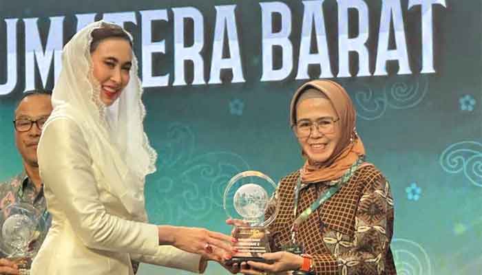 Menteri Pariwisata, Widiyanti Putri Wardhana serahkan penghargaan Kepala Dinas Pariwisata, Lila Yanwar yang mewakili Gubernur Sumbar dalam acara puncak IMTI 2025 di Jakarta Expo