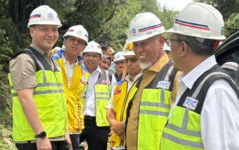 Kemenko Marves dan Pemprov Sumbar Percepat Proses Pembangunan Fly Over Sitinjau Lauik 8 Gubernur Sumbar, Mahyeldi bersama Deputi Infrastruktur Dasar Kemenko Infraswil, Muhammad Rachmat Kaimuddin, melakukan peninjauan ke lokasi pembangunan di kawasan Sitinjau Lauik