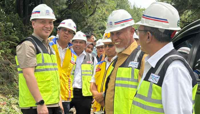 Kemenko Marves dan Pemprov Sumbar Percepat Proses Pembangunan Fly Over Sitinjau Lauik 1 Gubernur Sumbar, Mahyeldi bersama Deputi Infrastruktur Dasar Kemenko Infraswil, Muhammad Rachmat Kaimuddin, melakukan peninjauan ke lokasi pembangunan di kawasan Sitinjau Lauik