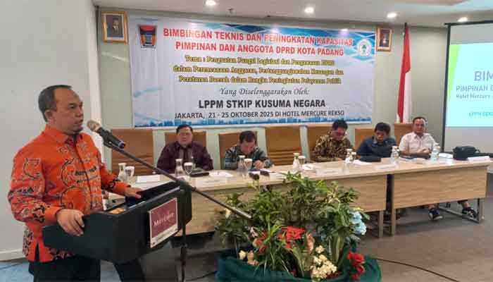 Ketua DPRD Kota Padang, Muharlion beri sambutan dalam Bimtek di Jakarta