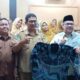 Ketua DPRD Sumbar Serahkan Seragam Batik untuk ASN dan Guru SMA Negeri 10 Padang