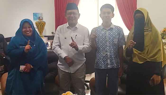 Wali Kota Zulmaeta bersama Syahdan Hesa Teymorian, siswa SMA Negeri 1 Payakumbuh yang terpilih sebagai salah satu delegasi Indonesia dalam ajang Water Rocket Competition 2025 yang akan digelar di Kuala Lumpur, Malaysia